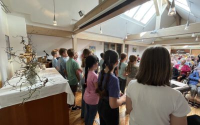 Jung und Alt singen zusammen
