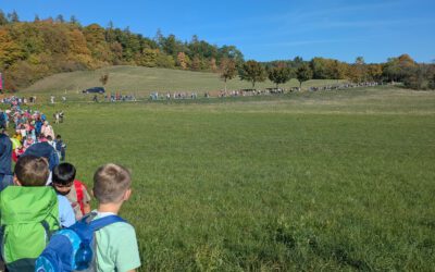 Strahlende Gesichter und herrlicher Sonnenschein: Herbstwanderung der Grundschule